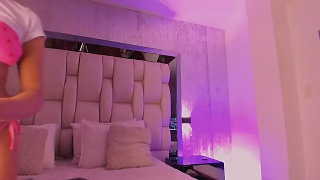 Snapshot of _CurlyGirl_ chatting on January 7, 2026, 8:11 pm CurlyGirl online show from January 7, 2026, 8:11 pm