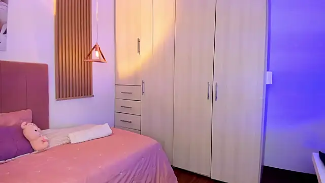 mia nevaeh online show from December 13, 2025, 8:04 pm