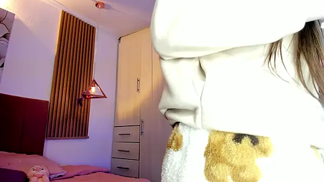 mia nevaeh online show from March 31, 2026, 3:34 pm