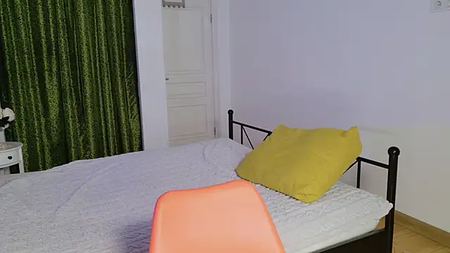 VioletCatt online show from April 18, 2026, 5:55 am