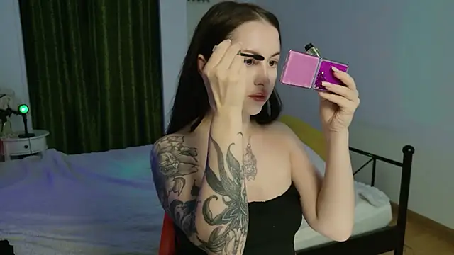 Snapshot of VioletCatt chatting on June 3, 2026, 5:54 am VioletCatt online show from June 3, 2026, 5:54 am