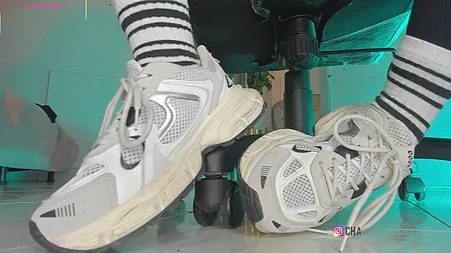 charlotte  grey online show from November 18, 2025, 8:24 pm