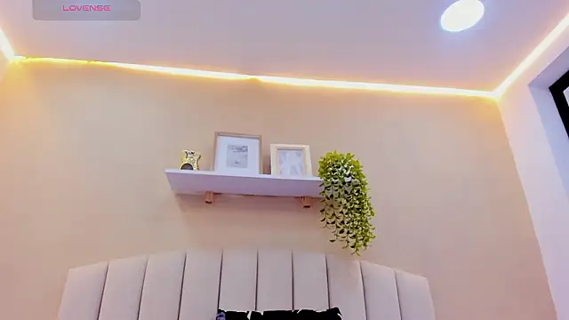 Mia thompson 19 online show from February 16, 2026, 7:10 pm