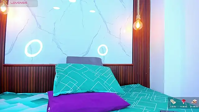 Mia thompson 19 online show from March 18, 2026, 8:01 pm