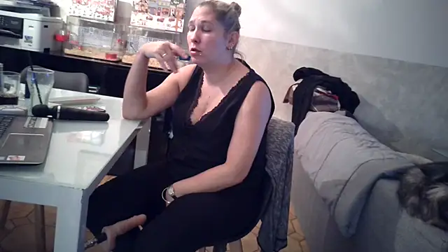 Snapshot of Chatonne69 chatting on December 24, 2024, 4:44 am Chatonne69 online show from December 24, 2024, 4:44 am