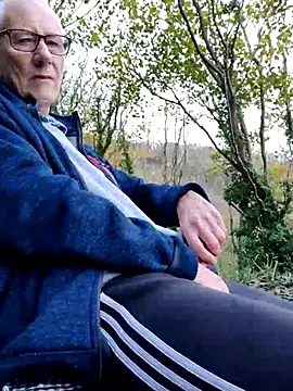 Snapshot of cutaboverest chatting on November 3, 2025, 3:35 pm cutaboverest online show from November 3, 2025, 3:35 pm