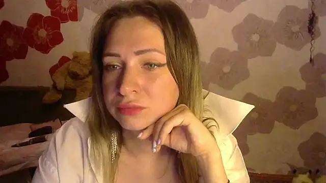 Snapshot of Queen_Daenerys chatting on September 15, 2025, 7:47 pm Queen Daenerys online show from September 15, 2025, 7:47 pm