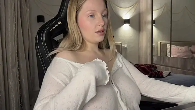 Snapshot of x_ivy_x chatting on January 4, 2025, 3:49 pm x ivy x online show from January 4, 2025, 3:49 pm