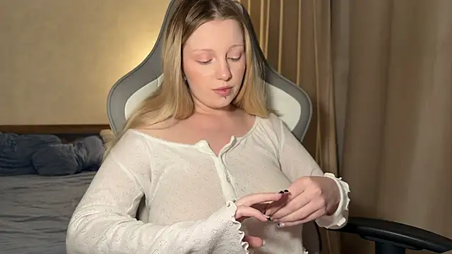 Snapshot of x_ivy_x chatting on September 15, 2025, 5:35 pm x ivy x online show from September 15, 2025, 5:35 pm