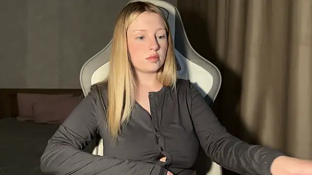 Snapshot of x_ivy_x chatting on October 28, 2025, 5:15 pm x ivy x online show from October 28, 2025, 5:15 pm