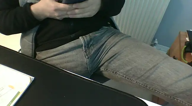 Snapshot of Koraymoray15 chatting on February 12, 2025, 2:43 pm Koraymoray15 online show from February 12, 2025, 2:43 pm