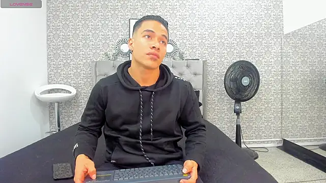 Bryson Collins  online show from October 7, 2025, 11:13 pm