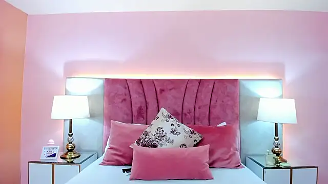 SophiaLaurens online show from January 7, 2025, 3:12 pm