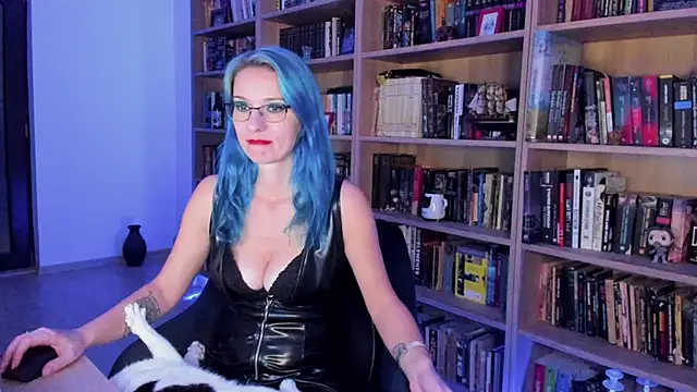 Queen of Hearts1 online show from November 7, 2025, 8:42 pm