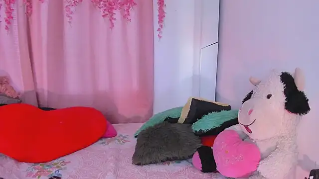 msschloee  online show from November 4, 2025, 10:42 pm