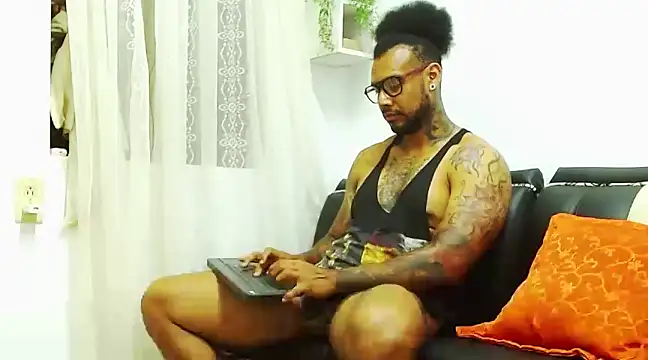 Snapshot of LewisStrong chatting on January 23, 2025, 11:26 pm LewisStrong online show from January 23, 2025, 11:26 pm
