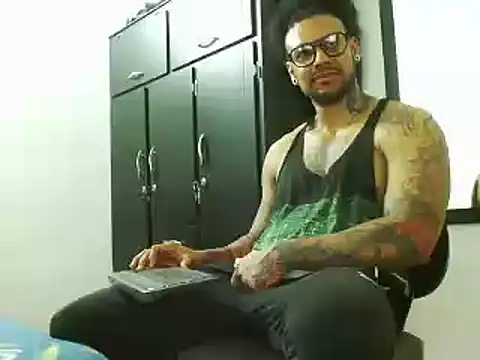 Snapshot of LewisStrong chatting on October 1, 2025, 5:41 pm LewisStrong online show from October 1, 2025, 5:41 pm