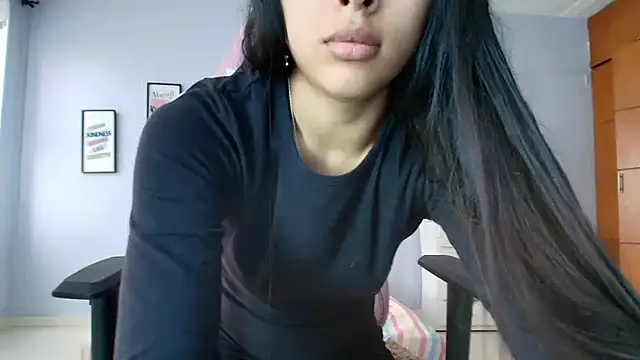 Snapshot of SweetLatiin_ chatting on February 4, 2025, 7:11 pm SweetLatiin  online show from February 4, 2025, 7:11 pm