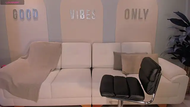 Snapshot of MariaHerrera_ chatting on December 24, 2024, 2:21 am MariaHerrera online show from December 24, 2024, 2:21 am