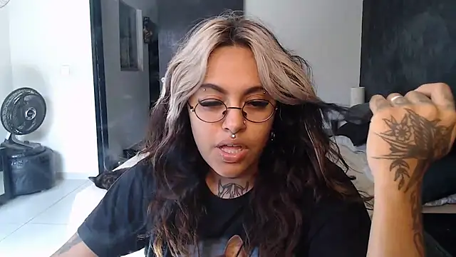 Snapshot of lolafairytail chatting on November 21, 2025, 5:22 pm lolafairytail online show from November 21, 2025, 5:22 pm