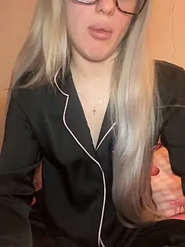 Holly-Glamour online show from February 12, 2026, 1:22 am