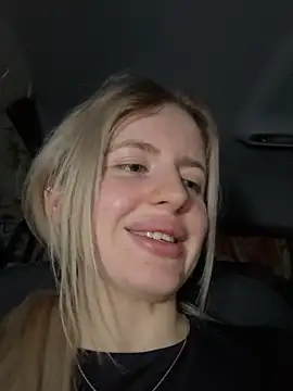 Holly-Glamour online show from April 18, 2026, 11:16 pm