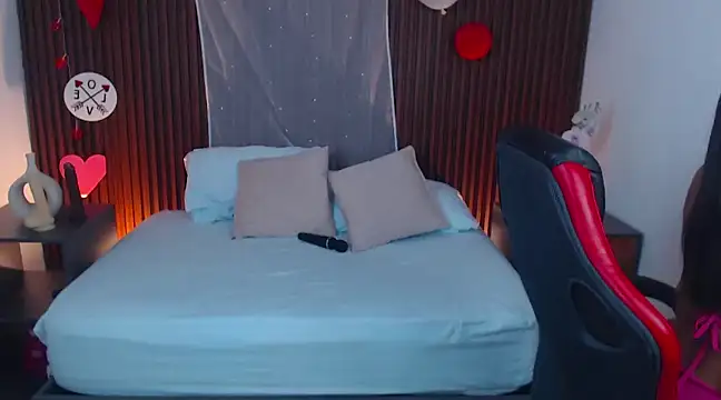 lizowenn  online show from February 21, 2025, 12:28 pm