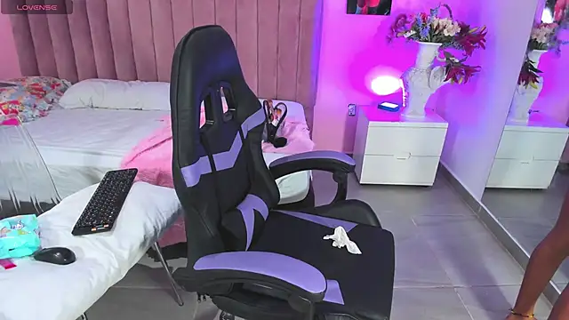 Snapshot of RolyLoren chatting on December 1, 2024, 6:08 pm RolyLoren online show from December 1, 2024, 6:08 pm