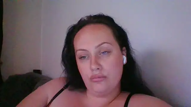 Snapshot of CurvyQueen2023 chatting on November 8, 2025, 10:19 pm CurvyQueen2023 online show from November 8, 2025, 10:19 pm