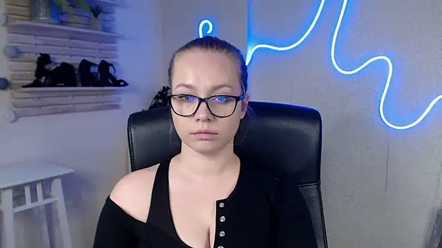 holly xglam online show from February 20, 2025, 6:28 am