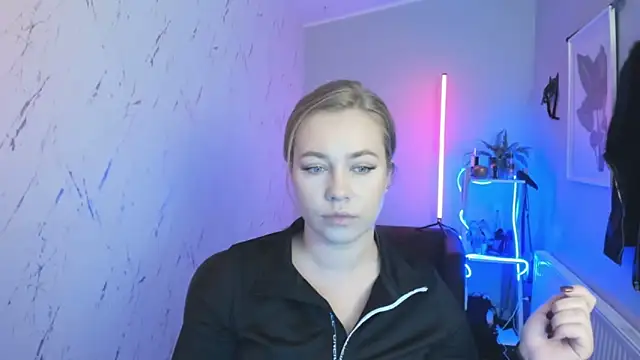 holly xglam online show from October 16, 2025, 6:09 pm