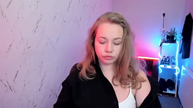 holly xglam online show from March 30, 2026, 7:37 pm