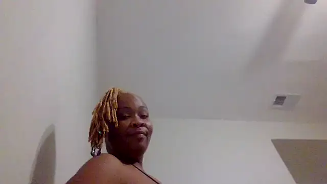 Snapshot of AllLeggs chatting on December 22, 2024, 8:58 pm AllLeggs online show from December 22, 2024, 8:58 pm