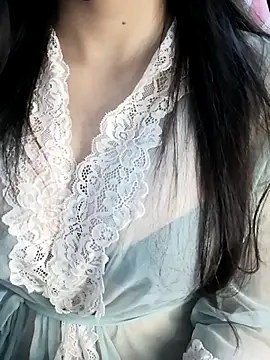 Snapshot of _Linez_ chatting on October 31, 2025, 6:31 pm Linez online show from October 31, 2025, 6:31 pm