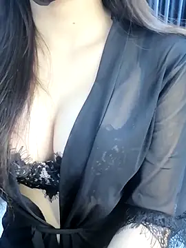 Snapshot of _Linez_ chatting on December 14, 2025, 6:01 pm Linez online show from December 14, 2025, 6:01 pm