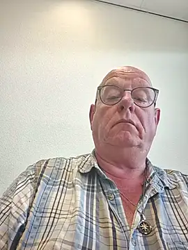 Snapshot of andrejoyfull64 chatting on July 1, 2026, 11:23 am andrejoyfull64 online show from July 1, 2026, 11:23 am