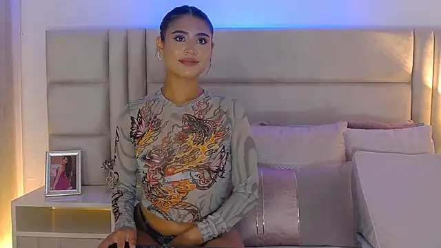 HaileyBaldwin online show from February 4, 2025, 10:02 pm