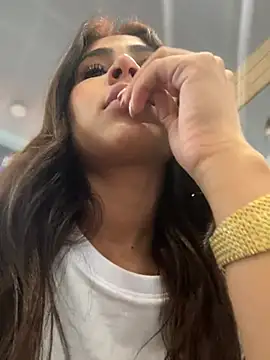 HaileyBaldwin online show from March 4, 2025, 8:16 pm