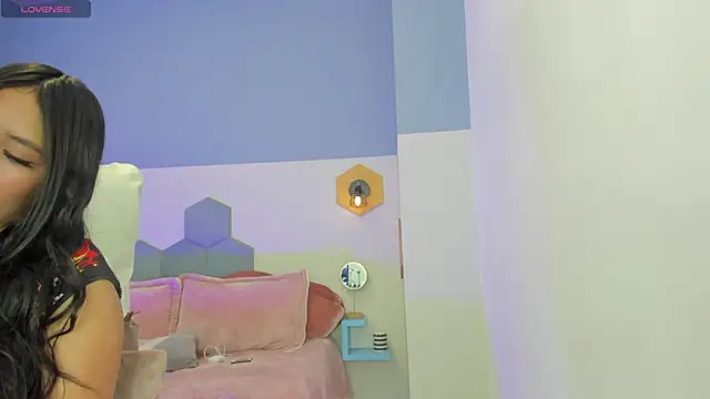 Chloe fischer  online show from April 18, 2026, 3:16 pm