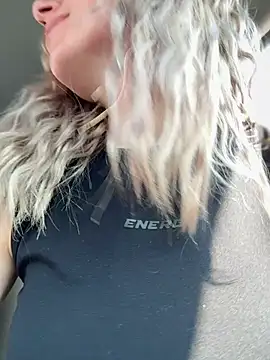 Snapshot of Crazy-Rosa chatting on March 16, 2025, 9:27 am Crazy-Rosa online show from March 16, 2025, 9:27 am