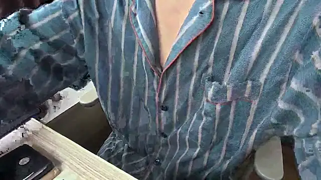 YunheLEE online show from December 23, 2025, 8:01 am