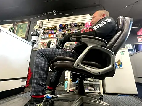 Snapshot of RawRyder8 chatting on November 6, 2025, 9:48 pm RawRyder8 online show from November 6, 2025, 9:48 pm