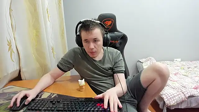 iliaskrislove online show from November 18, 2025, 2:39 am