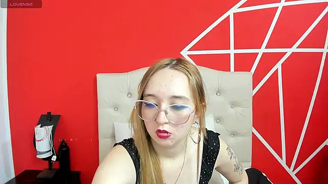 Liaroberts1 online show from January 13, 2025, 3:04 pm