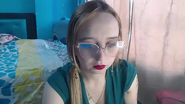 Liaroberts1 online show from February 1, 2025, 12:05 pm