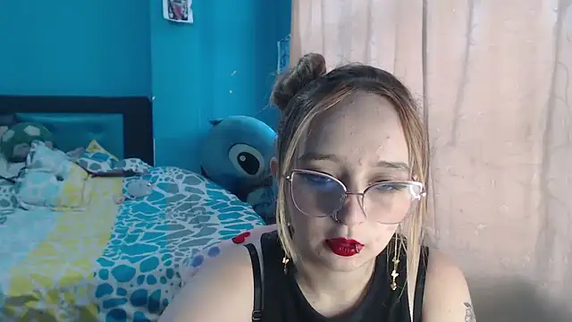 Liaroberts1 online show from February 3, 2025, 12:03 pm