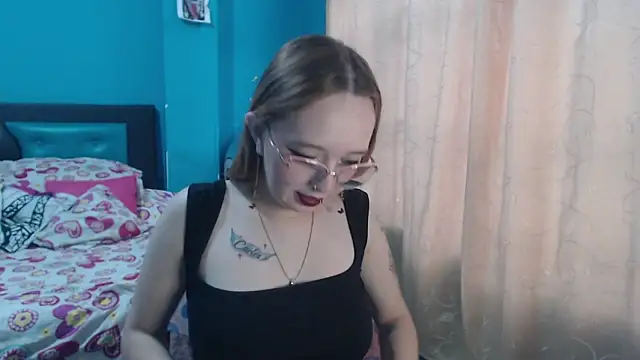 Liaroberts1 online show from February 22, 2025, 12:08 pm