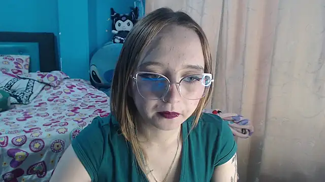 Liaroberts1 online show from March 4, 2025, 11:51 am