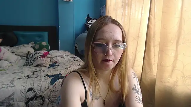 Liaroberts1 online show from March 14, 2025, 6:18 pm