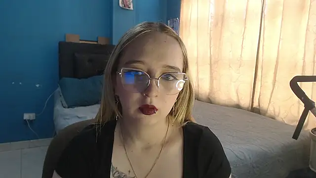 Liaroberts1 online show from October 20, 2025, 11:54 am